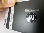 นามบัตรพีวีซีสีเงินเมทัลลิกพร้อมโลโก้ UV แบบเงา